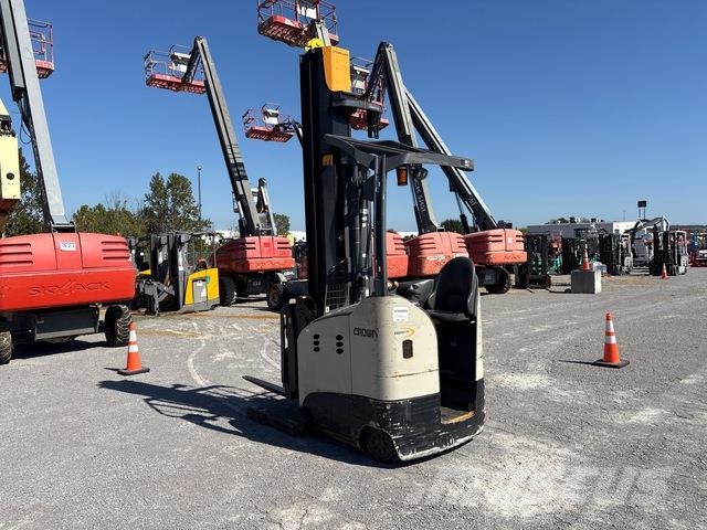 Crown RMD6095S-32 Skyvemasttruck