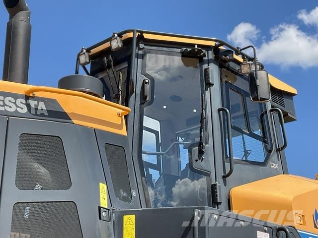 Dressta TD25M Buldozer sobre oruga
