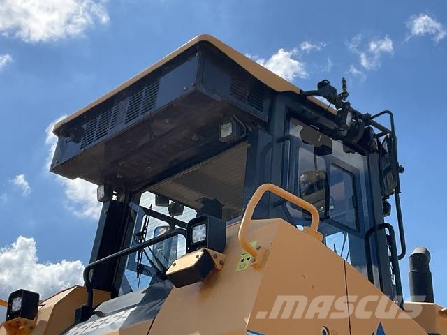 Dressta TD25M Buldozer sobre oruga