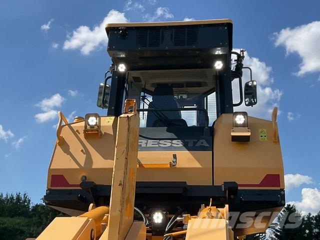 Dressta TD25M Buldozer sobre oruga