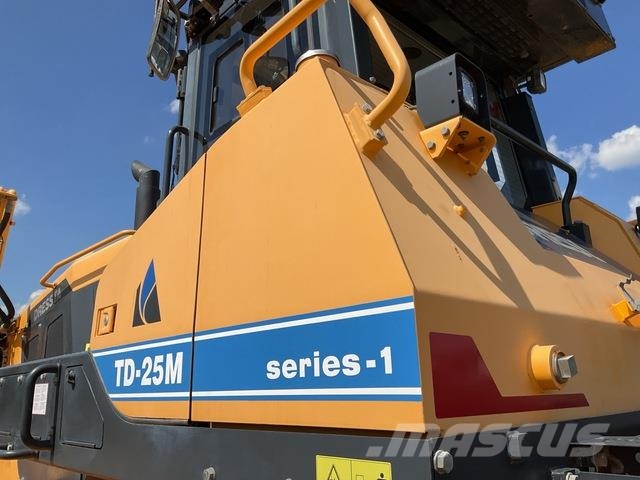 Dressta TD25M Buldozer sobre oruga