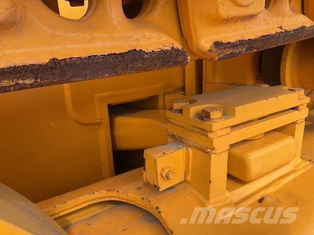 Dressta TD25M Buldozer sobre oruga