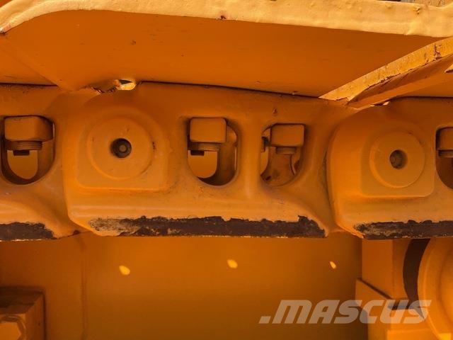 Dressta TD25M Buldozer sobre oruga