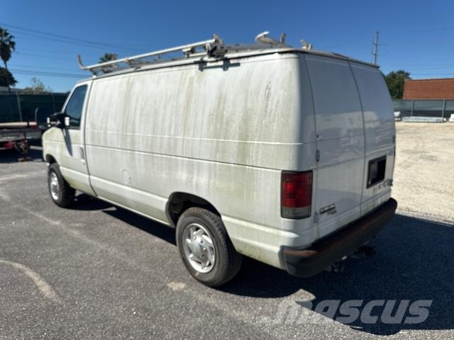 Ford E-150 Pakettiautot