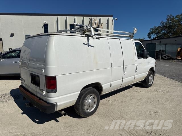 Ford E-150 Pakettiautot