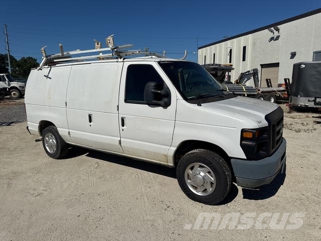 Ford E-150 Pakettiautot