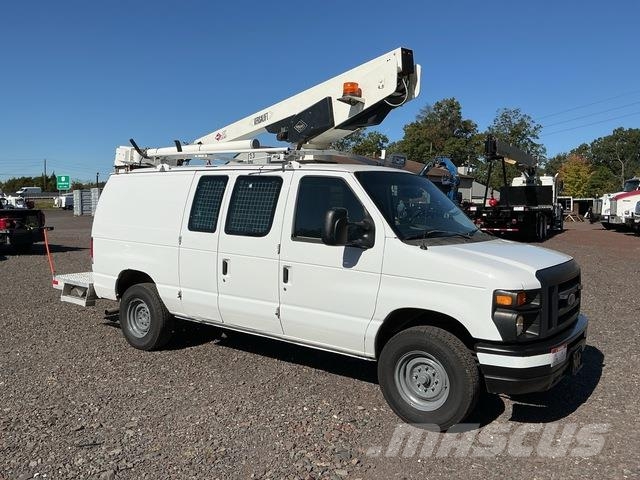 Ford E-350 Teherautóra szerelt emelők és állványok