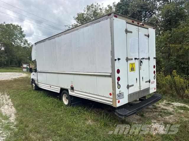 Ford E-350 Sunkvežimiai su dengtu kėbulu