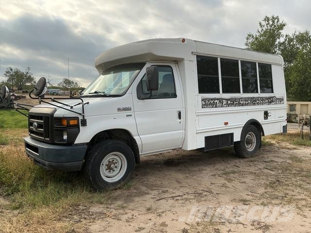 Ford E-350 Super Duty Minibusy