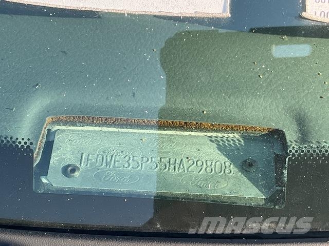 Ford E-350 Super Duty Sanitky