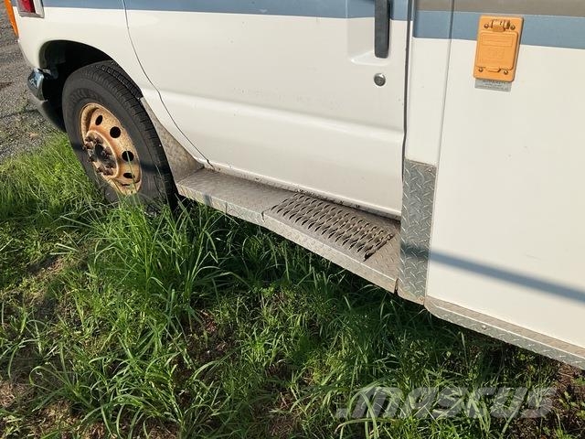 Ford E-350 Super Duty Sanitky
