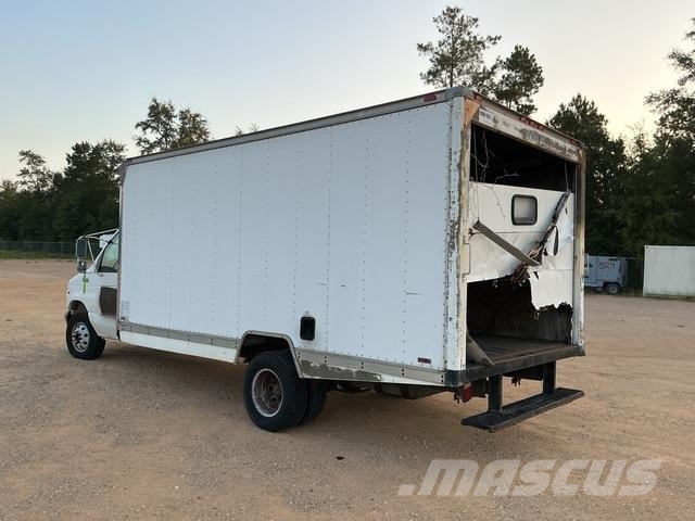 Ford E-450 パネルバン