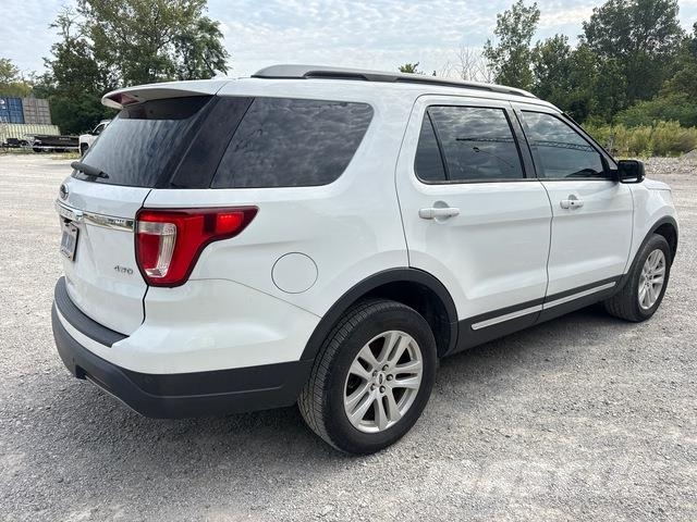 Ford Explorer Samochody osobowe