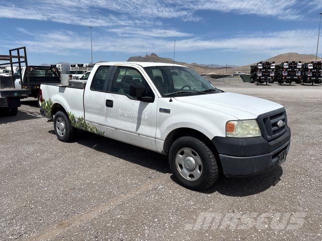 Ford F-150 Vieglais kravas automobilis/izkraušana no sāniem