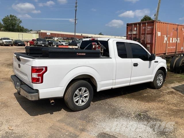 Ford F-150 Vieglais kravas automobilis/izkraušana no sāniem