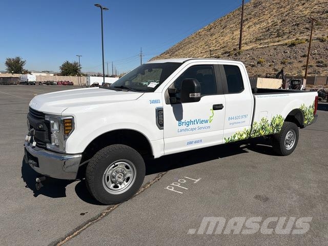 Ford F-250 Vieglais kravas automobilis/izkraušana no sāniem