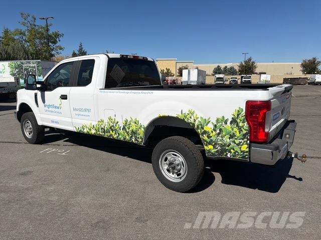 Ford F-250 Vieglais kravas automobilis/izkraušana no sāniem