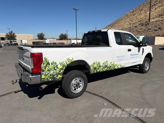 Ford F-250 Vieglais kravas automobilis/izkraušana no sāniem