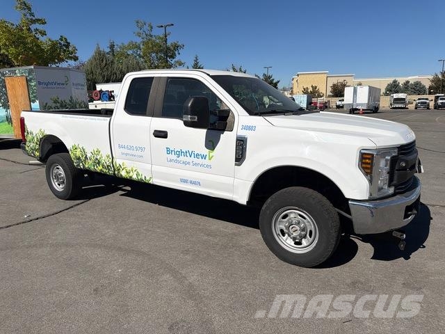 Ford F-250 Vieglais kravas automobilis/izkraušana no sāniem