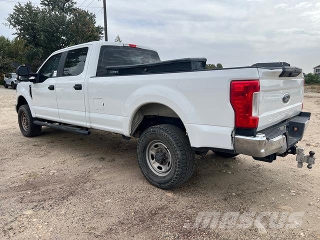 Ford F-350 Kis teherszállító/Platós kocsi