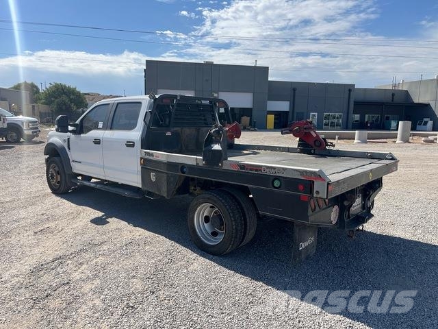 Ford F-550 Tovornjaki s kesonom/platojem