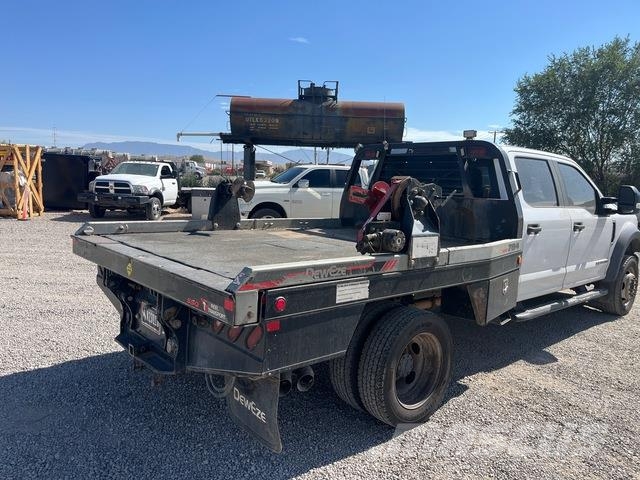 Ford F-550 Tovornjaki s kesonom/platojem