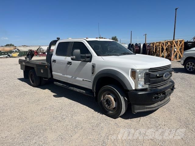 Ford F-550 Tovornjaki s kesonom/platojem