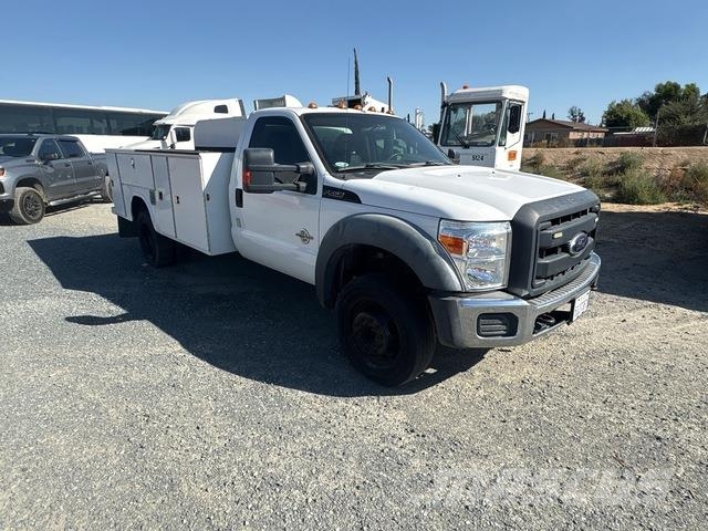 Ford F-550 Vieglais kravas automobilis/izkraušana no sāniem