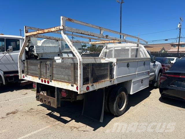 Ford F-550 Vieglais kravas automobilis/izkraušana no sāniem