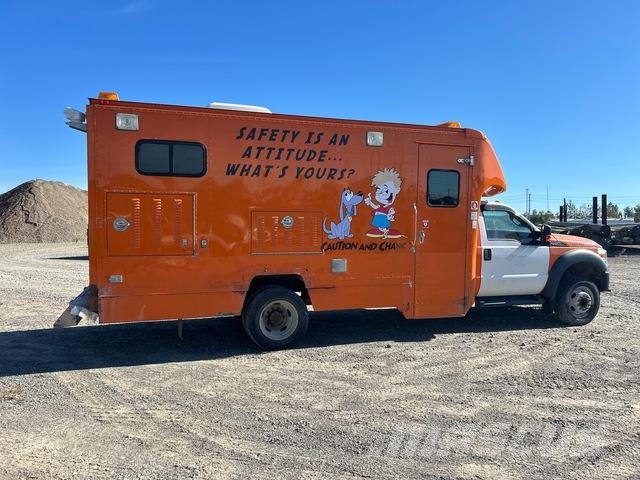 Ford F-550 パネルバン
