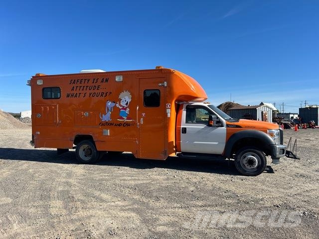 Ford F-550 パネルバン