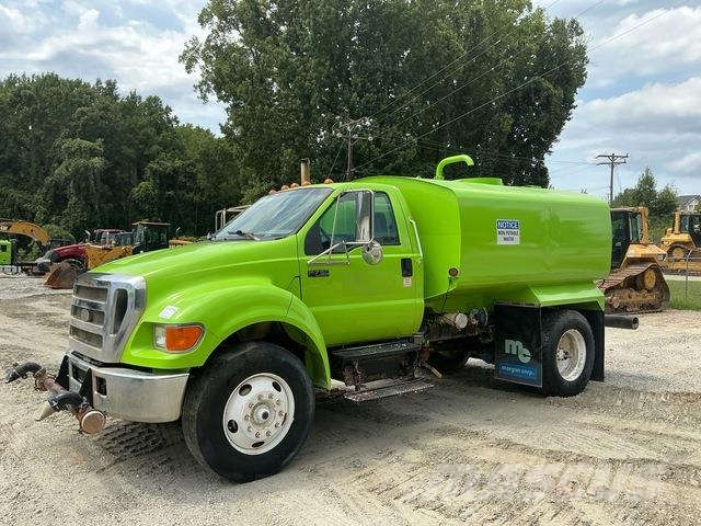 Ford F-750 Wassertanker