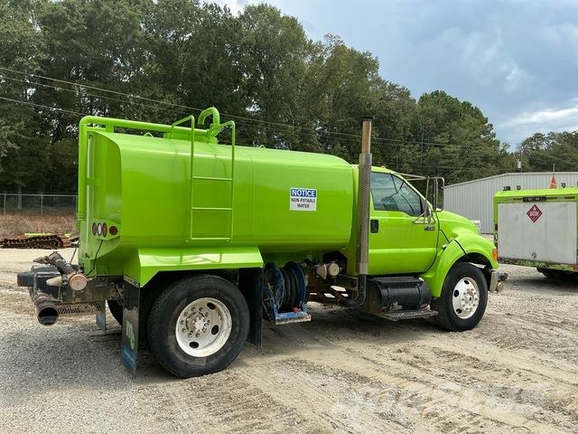 Ford F-750 Wassertanker