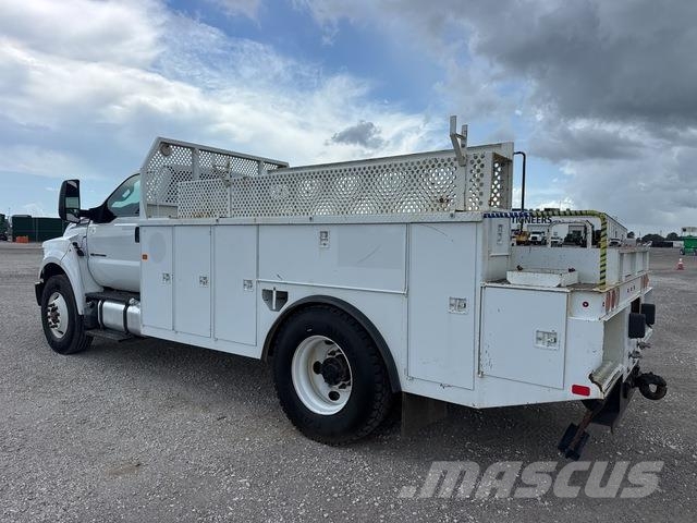 Ford F-750 Pritschenwagen/Pritschenwagen mit Seitenklappe