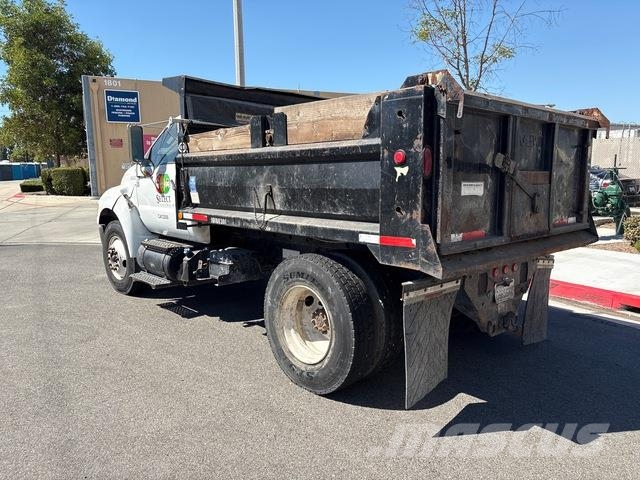 Ford F-750 Pašizgāzējs