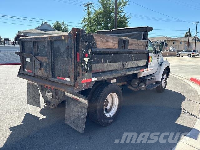 Ford F-750 Pašizgāzējs