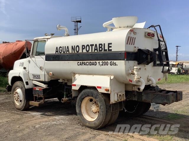 Ford L9000 Wassertanker