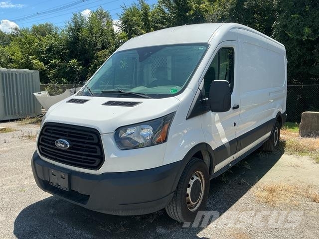 Ford Transit 150 شاحنة مقفلة