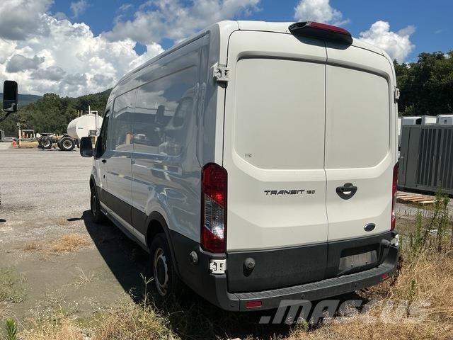 Ford Transit 150 شاحنة مقفلة