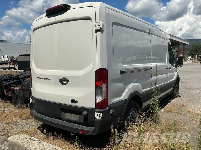 Ford Transit 150 شاحنة مقفلة