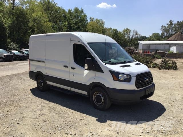 Ford Transit 150 パネルバン