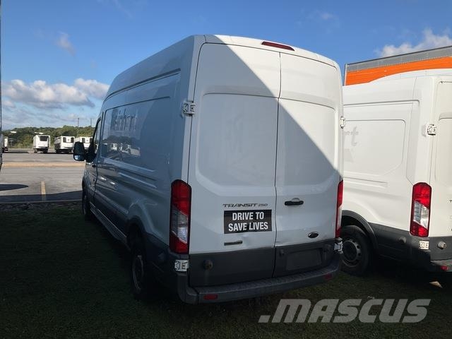 Ford Transit 250 شاحنة مقفلة