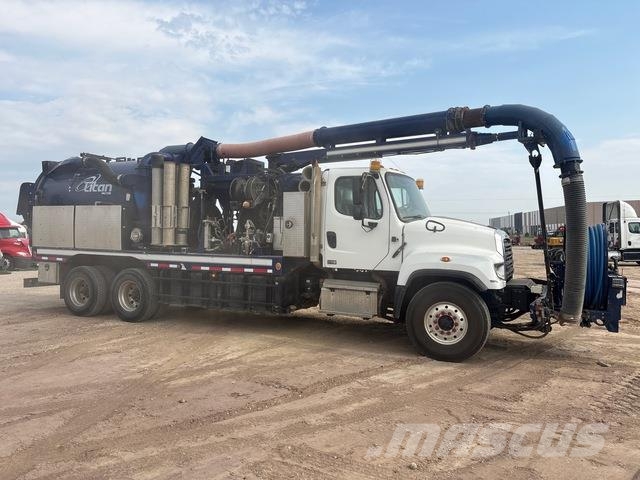 Freightliner 114SD Crawler excavators