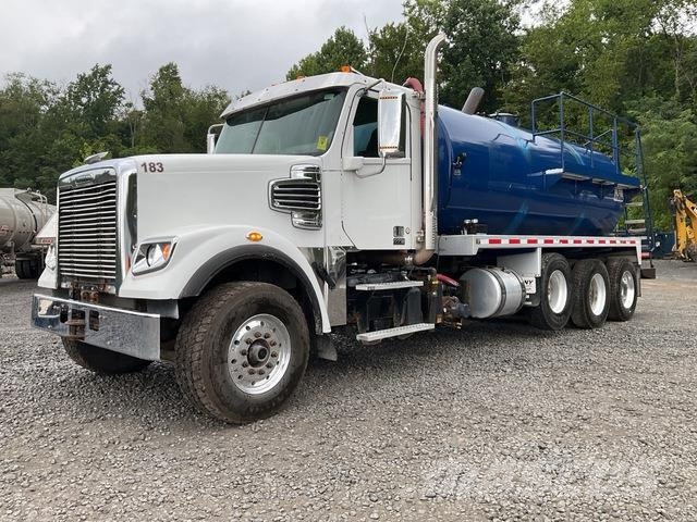 Freightliner 122SD Slamsugere