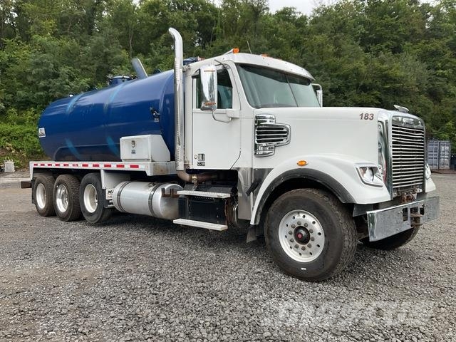 Freightliner 122SD Slamsugere