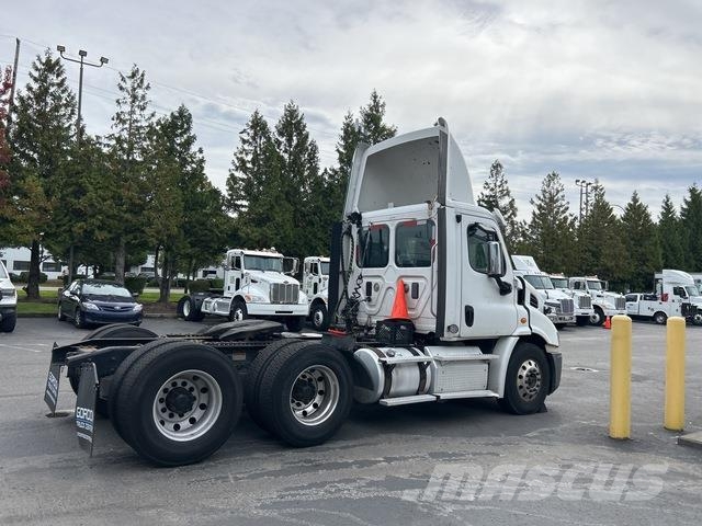 Freightliner Cascadia 113 中古トラクターヘッド | トレーラーヘッド