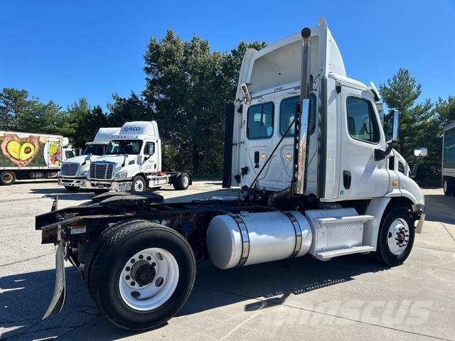 Freightliner Cascadia 113 中古トラクターヘッド | トレーラーヘッド