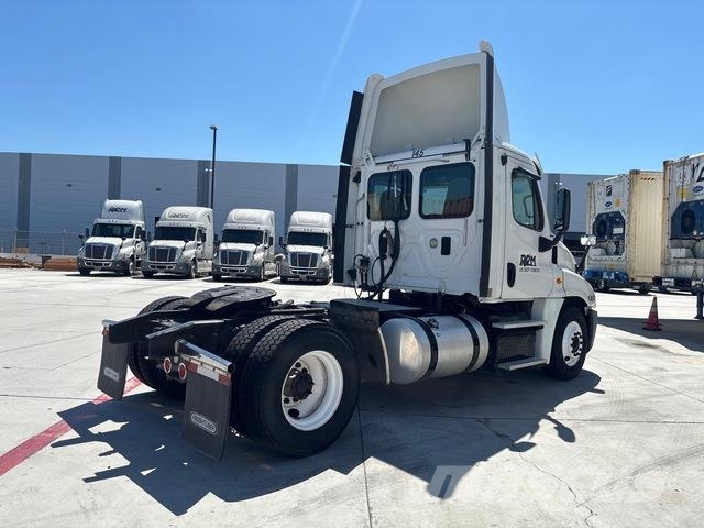 Freightliner Cascadia 125DC Vilcēji