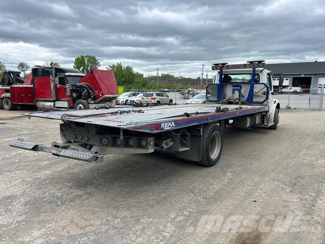 Freightliner M2 106 회수 차량