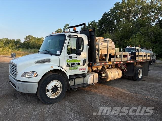 Freightliner M2 106 شاحنات مسطحة/مفصلية الجوانب